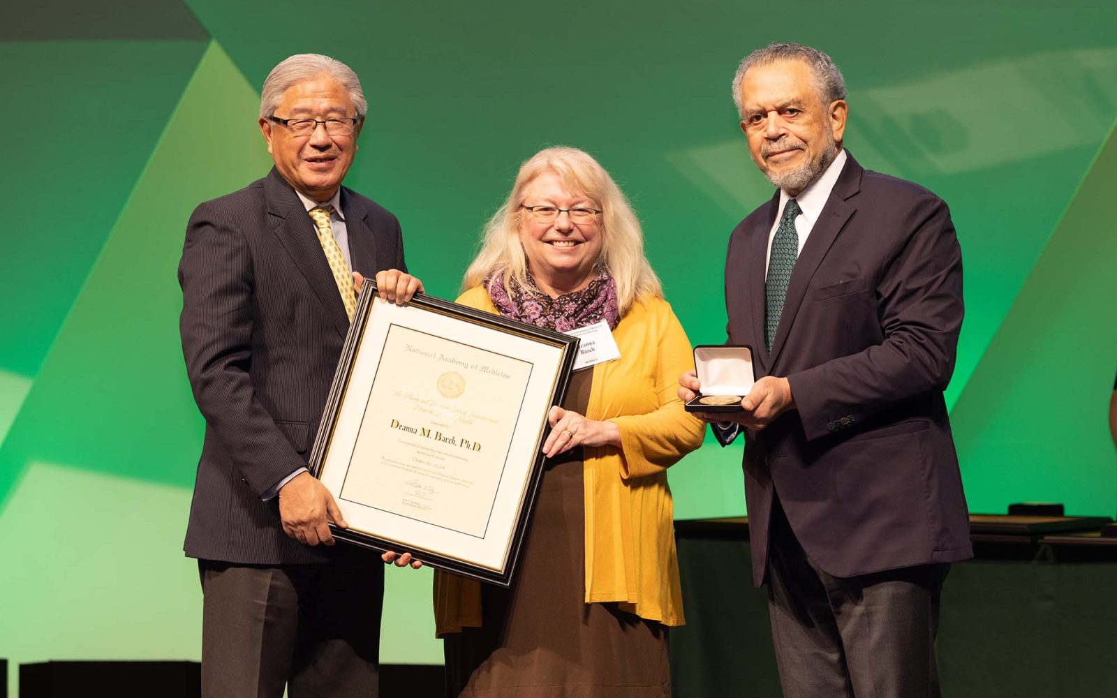 Deanna Barch receiving the Sarnat Prize from the National Academy of Medicine.